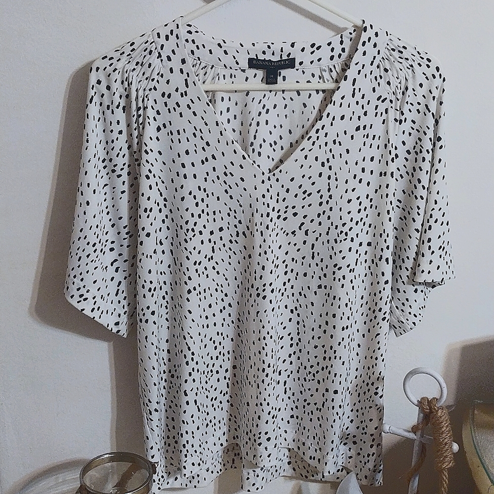 NWOT Banana Republic cream & black blouse-M